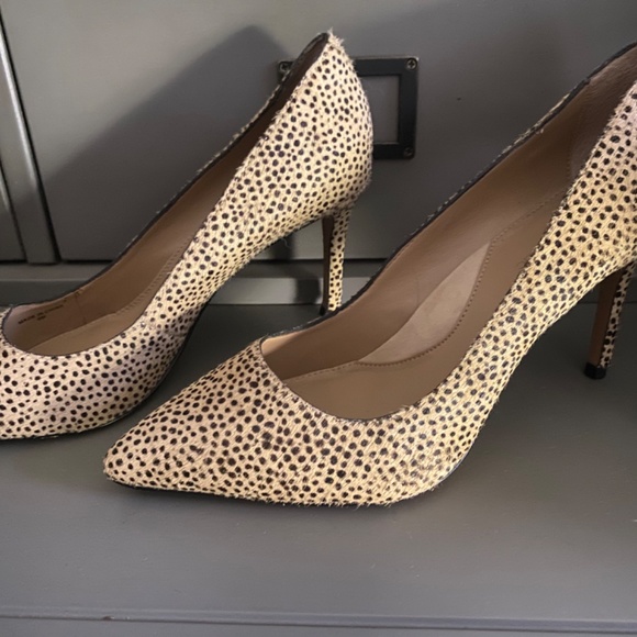 Banana Republic Tan and Black Heels - Picture 2 of 4